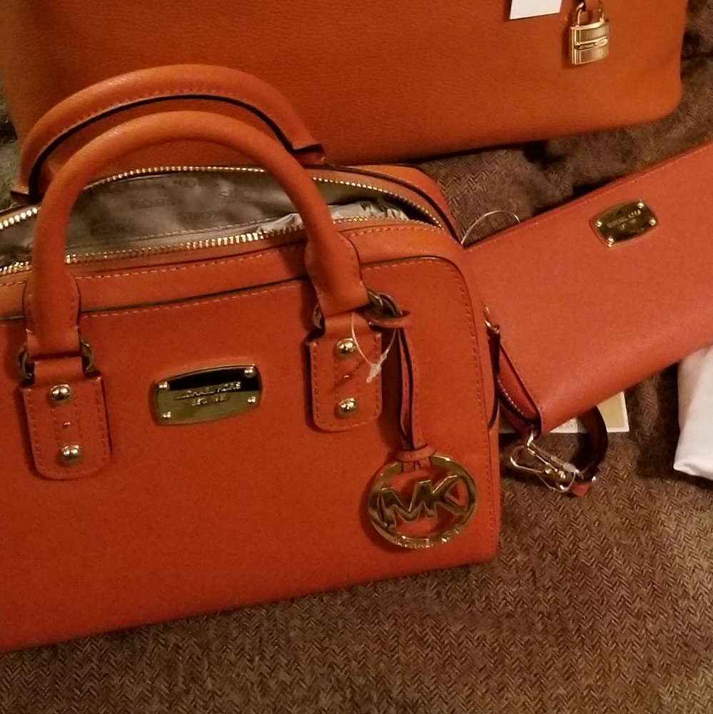 🥀TOTE IS SOLD 2 LEFT🥀MICHAEL KORS 3 PC BAG SET - Picture 3 of 8